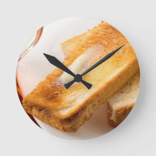 Horloge Ronde Pain grillé chaud avec du beurre sur un plan