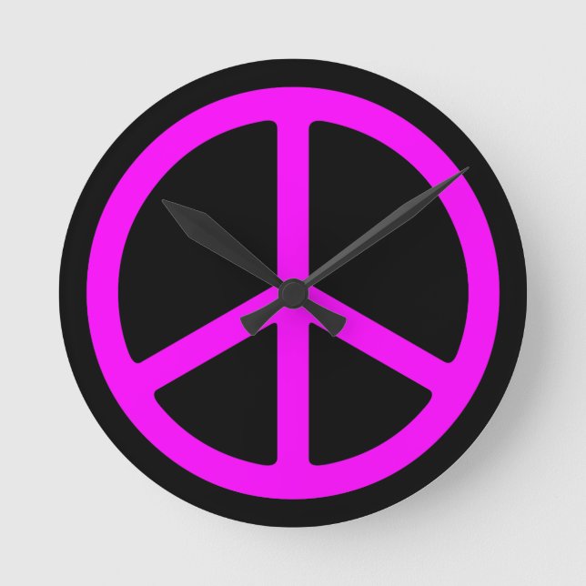 Horloge Ronde Panneau de Paix rose pâle sur Mur noir (Recto)