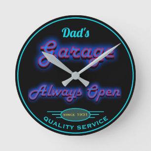 Horloge Ronde Papa's Garage Blue Neon Look Any Date Any Name -