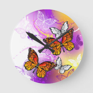 Horloge Ronde Papillons Monarque sur Arrière - plan pourpre