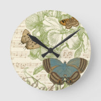 Papillons sur la musique de feuille avec la