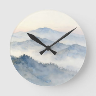 Horloge Ronde Paysage aquarelliste de la montagne brumeuse