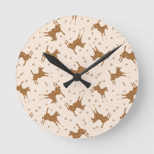Horloge Ronde Petits Chevaux Brown - sur rose saumon.