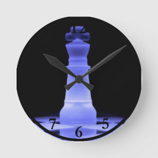 Horloge Ronde Pièce d'échecs rougeoyante bleue du Roi