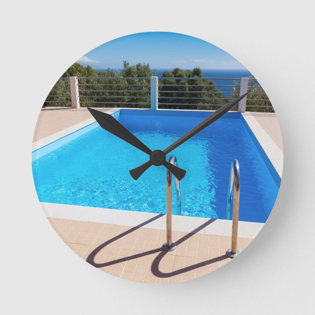 Horloge Ronde Piscine bleue avec des étapes en mer (Recto)
