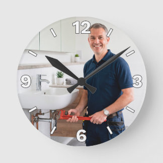 Horloge Ronde Plumber Holding Wrench Bathroom Repair Home Decor