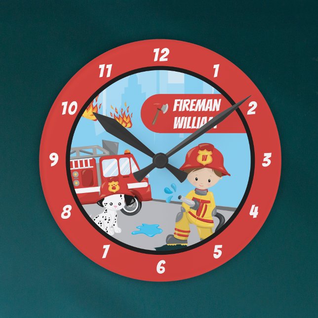 Horloge Ronde Pompier de dessin de petit garçon avec prénom roug (Créateur téléchargé)