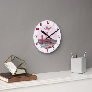 Horloge Ronde Pont de Lisbonne sur le fleuve Tage au style vinta