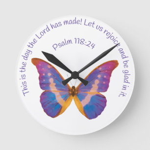 Horloge Ronde Psaume 118:24 et papillon aquarelle