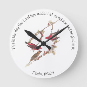 Horloge Ronde Psaume 118:24 et trois oiseaux rouges