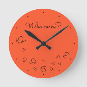 Horloge Ronde Qui S'En Soucie ? Chiffres en chute Quirky rouge o