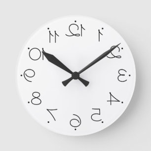 Horloge Ronde Quirky Black and White With Large Reversed Numbers