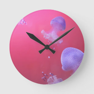 Horloge Ronde Quirky Jellyfish in the Pink Water