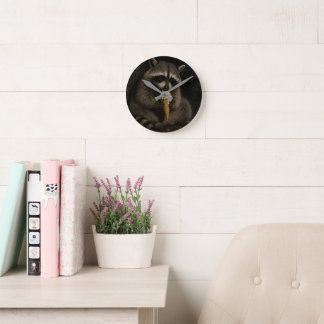 Horloge Ronde Raton laveur drôle mangeant de la glace