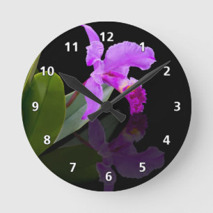 Horloge Ronde Réflexions d'orchidée sur le noir