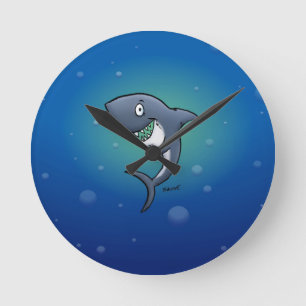 Horloge Ronde Requin drôle souriant sur fond bleu