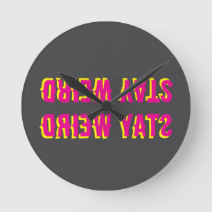 Horloge Ronde Restez bizarre à l'envers - rose noir jaune