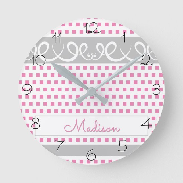 Horloge Ronde Rose girly à pois avec des tourbillons et nom (Recto)