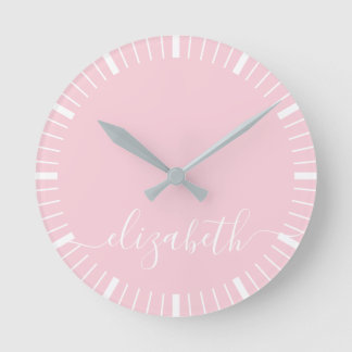 Horloge Ronde rose pastel avec signature en écriture blanche - m