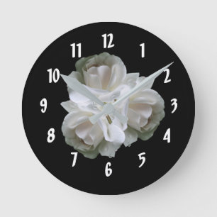 Horloge Ronde Roses Blanches Avec Bouquet Raindrops     