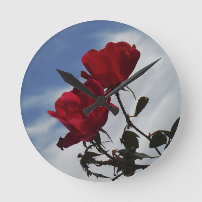 Horloge Ronde Roses rouges contre un ciel bleu vif (Recto)