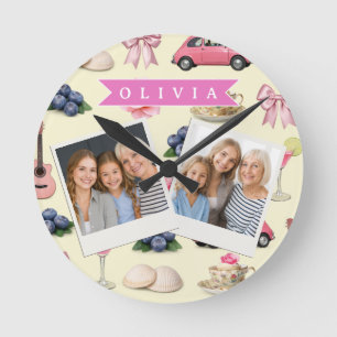 Horloge Ronde Ruban de cocktail rose coquette personnalisé adora