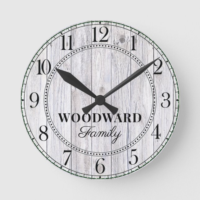 Horloge Ronde Rustic Wood Nom de famille personnalisé (Recto)