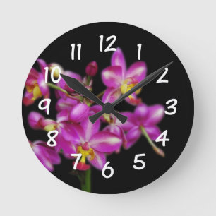 Horloge Ronde Salon - orchidées pourpres sur l'arrière - plan