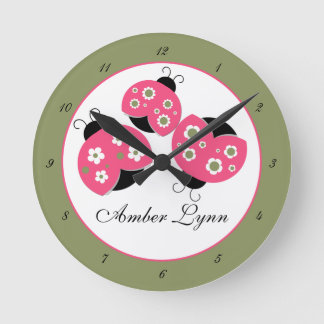 Horloge Ronde Saumon & Green Ladybugs