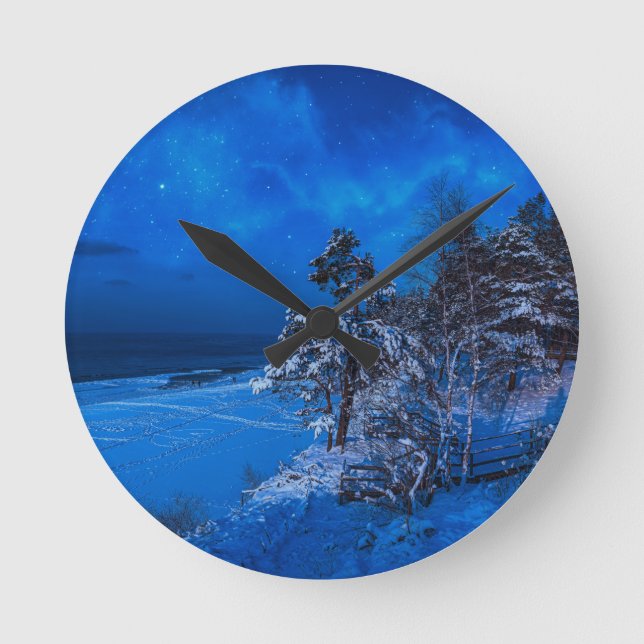 Horloge Ronde Scène hivernale nocturne avec pins enneigés (Recto)