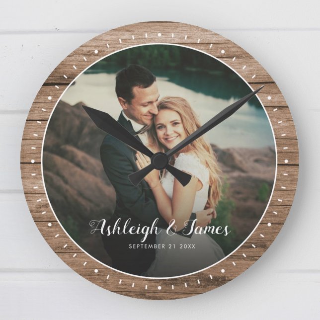 Horloge Ronde Script photo de Mariage moderne Rustique personnal (Rustic wooden clock with a photo of a couple embracing, set against a scenic outdoor backdrop.)