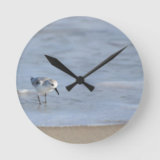 Horloge Ronde Single Sandpiper walking on beach