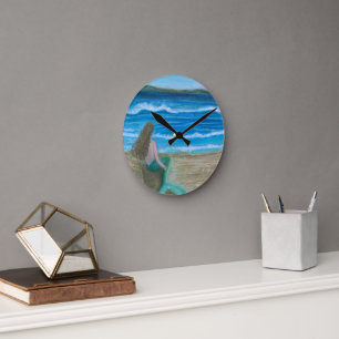 Horloge Ronde Siren contemplant les vagues
