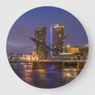 Horloge Ronde Skyline À Dusk, Sur La Grande Rivière