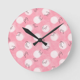 Horloge Ronde Soft Pink Cute Pattern – Minimal Aesthetic Polka