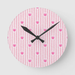 Horloge Ronde Starburst Valentine Heart sur Soft Pink Stripe