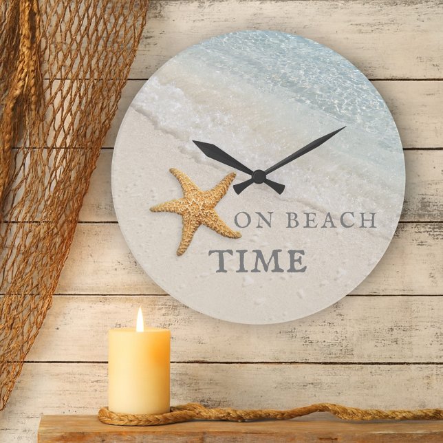 Horloge Ronde Starfish Waves Beach House (Elegant clock featuring a starfish on the beach in soft pastel. Beautiful for a coastal home)