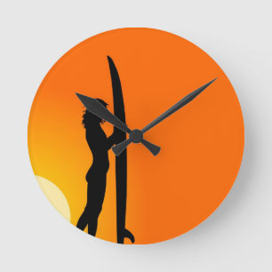 Horloge Ronde Sunset Surfer Girl avec planche de surf