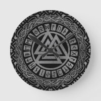 Symbole métallique argenté de Valknut sur le motif