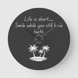 Horloge Ronde T-shirt à motif de visage souriant avec une ambian