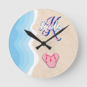 Horloge Ronde Tongs roses sur la plage