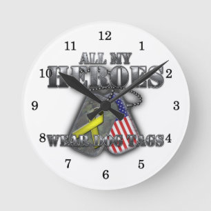 Horloge Ronde Toutes mes étiquettes de chien d'usage de héros