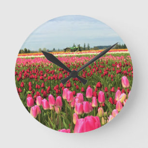 Horloge Ronde Tracteur vert en Tulip Field, Oregon