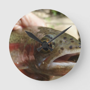 Horloge Ronde Truite en mains