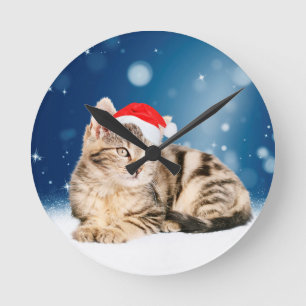 Horloge Ronde Un joli chat portant un chapeau de Père Noël rouge