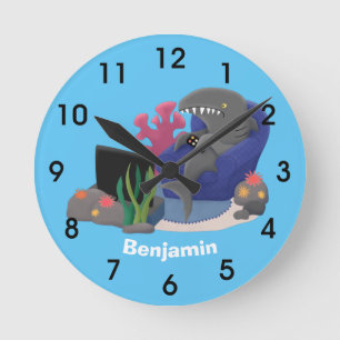 Horloge Ronde Un requin drôle en regardant la bande dessinée de 