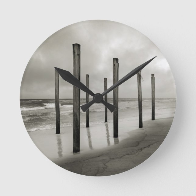 Horloge Ronde Une photo sépia de vieux postes de plage (Recto)