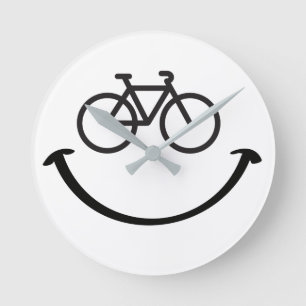Horloge Ronde Vélo slogan avec le visage heureux. Belle souris.