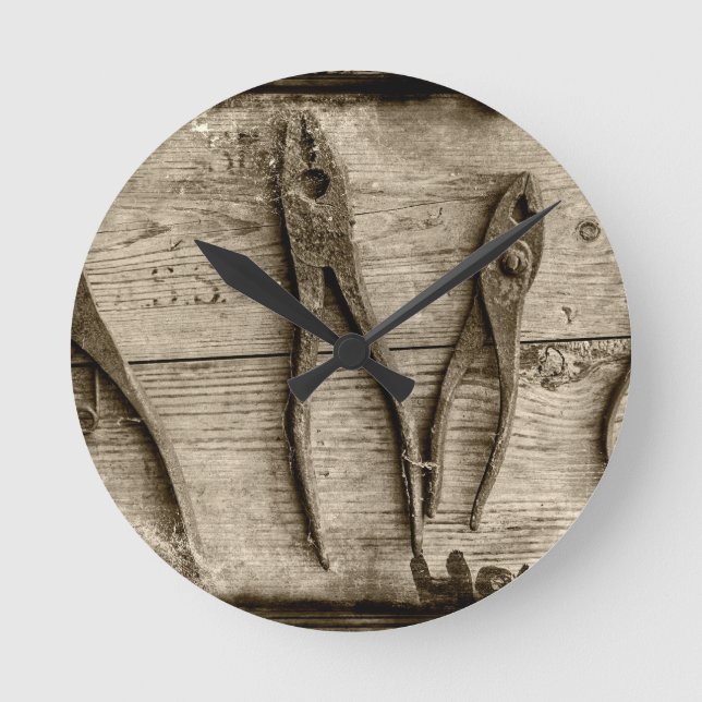 Horloge Ronde vieux outils rouillés. (Recto)