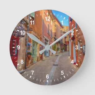 Horloge Ronde Ville française colorée sur une colline